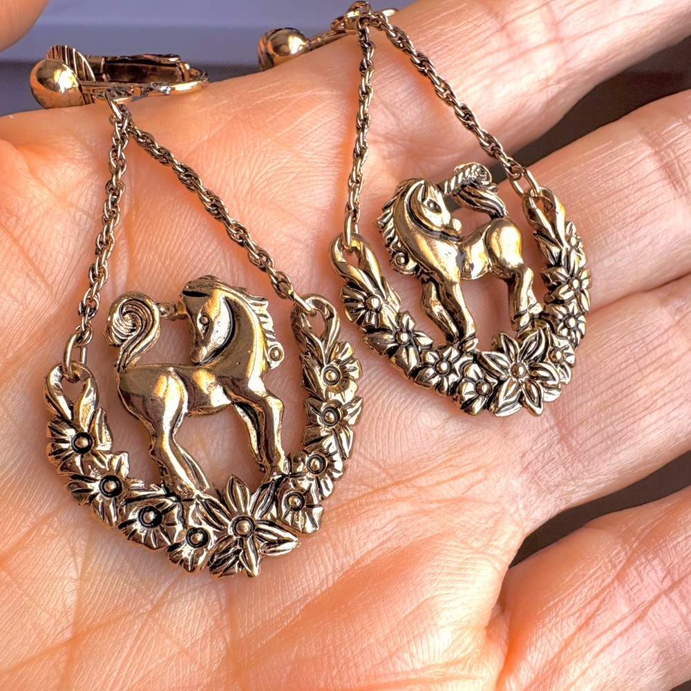 Vintage Avon 1994 Mystic Unicorn Floral Wreath Gold Clip Dangle Earrings Rare - Picture 4 of 9